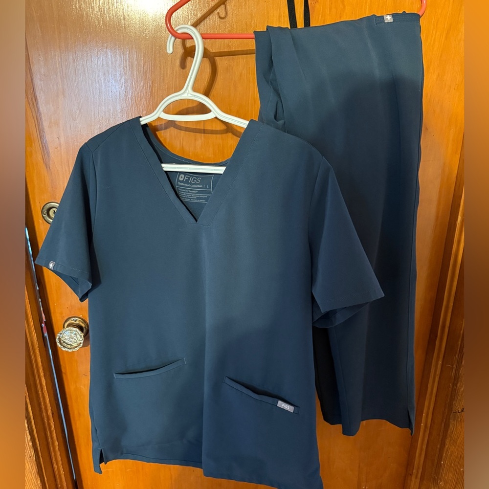 Figs Casma three pocket top and Evan’s skinny scrub pants in large.